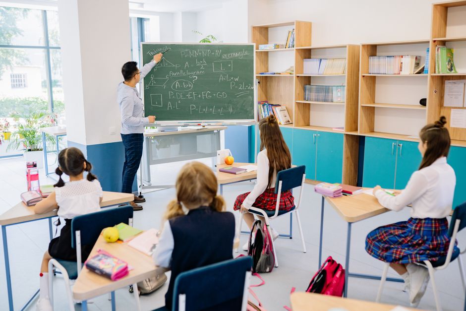 Djeca u učionici usredotočena na sat matematike s nastavnicom